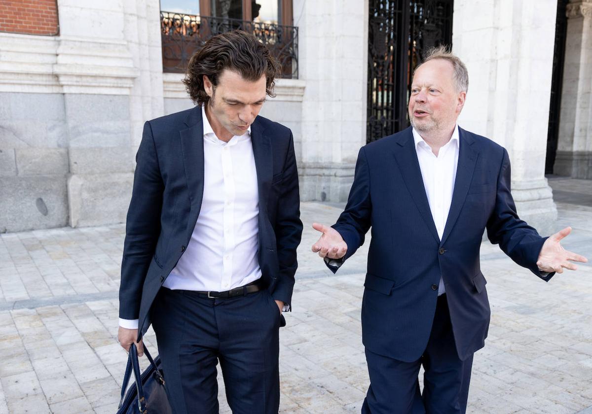 Andy Palmer, consejero delegado de InoBat, y Marian Bocek, presidente de la empresa, salen del Ayuntamiento de Valladolid tras la reunión que mantuvieron con Óscar Puente en mayo.