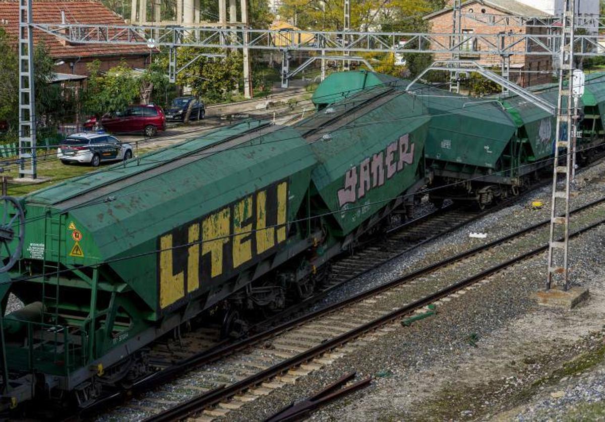 Estado en el que han quedado los vagones del tren de mercancías tras descarrilar en Arévalo.