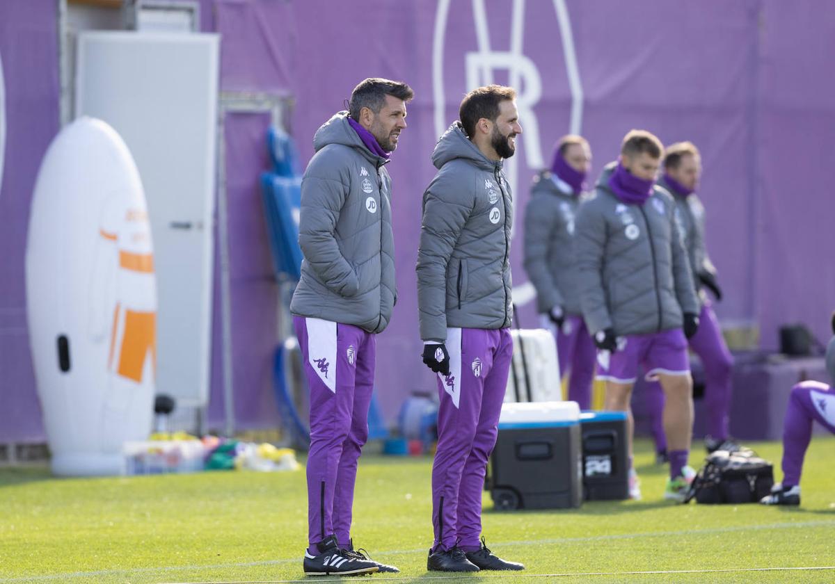 Pezzolano observa el entrenamiento de este lunes, junto al preparador físico Gonzalo Álvarez.