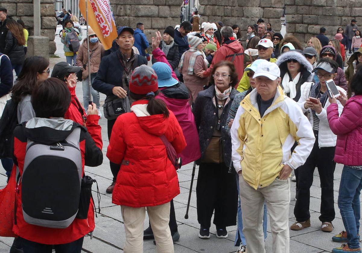 Un grupo de turistas asiáticos en un momento de su visita a la ciudad.