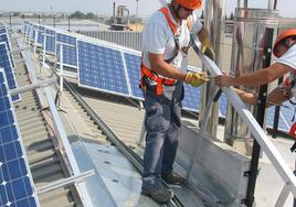 Operarios instalan placas solares.