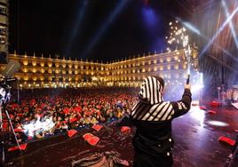 Miles de invitados al Fin de Año Universitario saltan en la Plaza Mayor minutos antes de las campanadas de medianoche