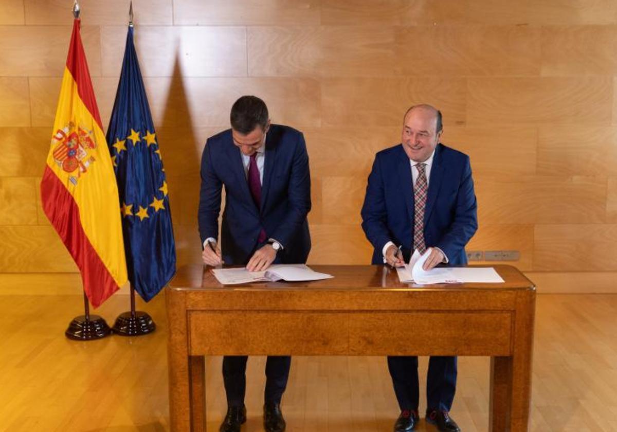 Pedro Sánchez y el presidente del PNV, Andoni Ortuzar.