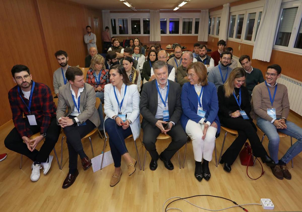 Vázquez, en el centro, junto a la presidenta del PP palentino, Ángeles Armisén, en una escuela de formación de Nuevas Generaciones en Palencia.