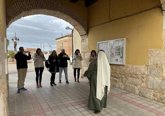 Los blogueros durante la visita guiada por los monumentos de San Miguel del Pino