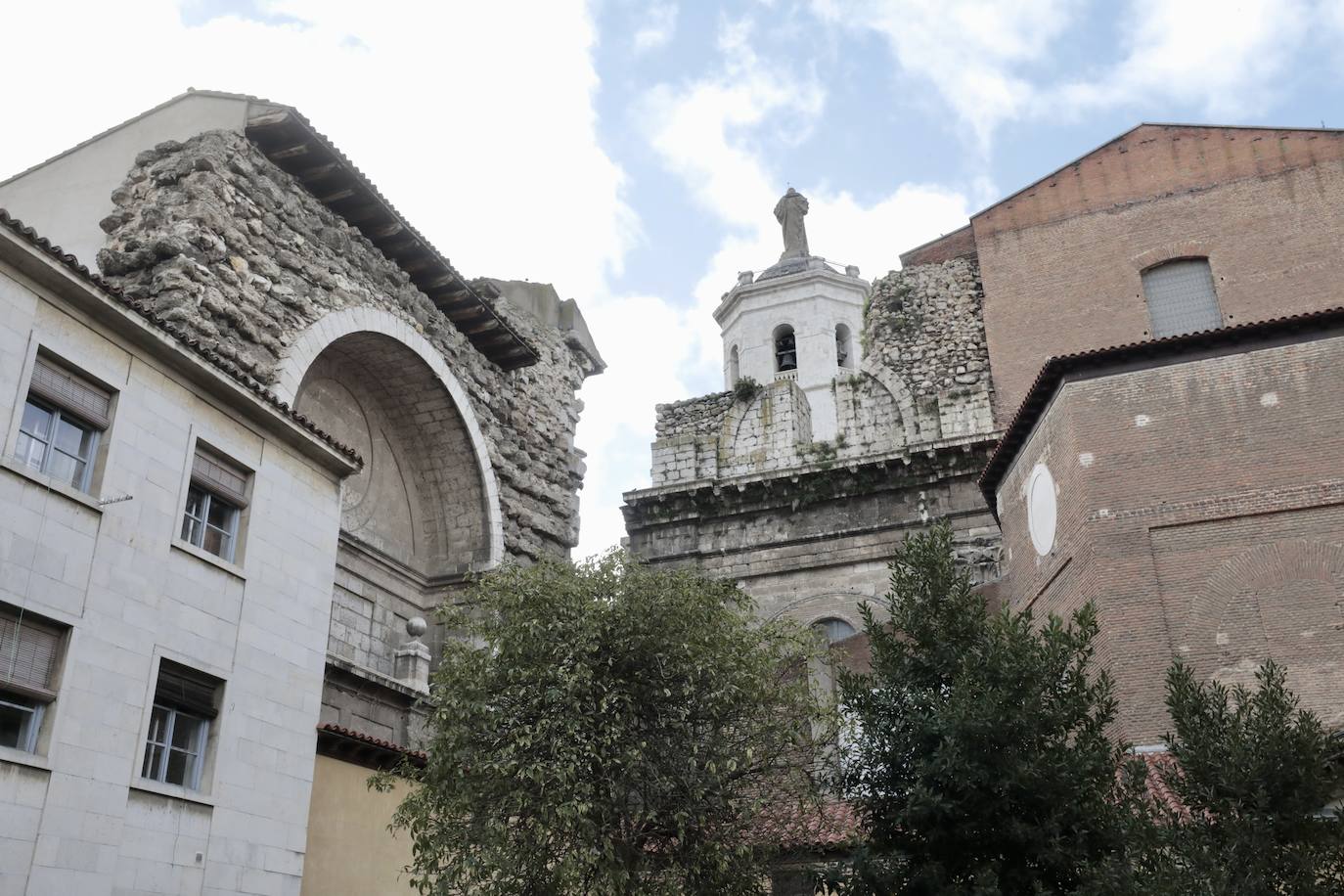 En imágenes, la rehabilitación del patio de los cipreses en la Catedral de Valladolid