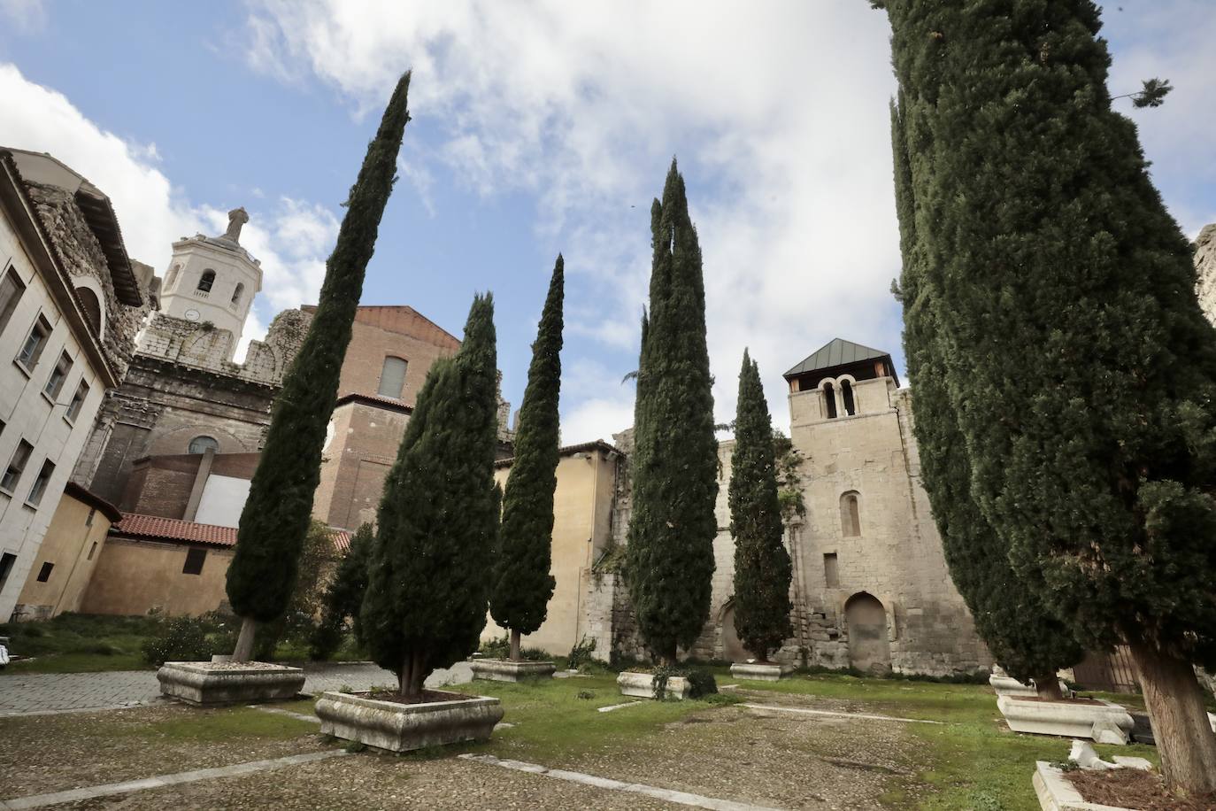 En imágenes, la rehabilitación del patio de los cipreses en la Catedral de Valladolid