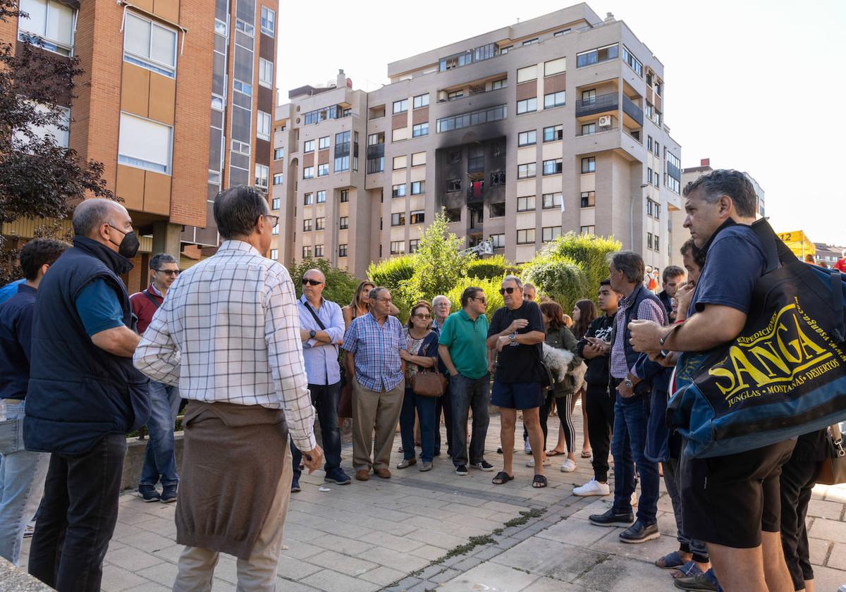 Reunión de vecinos tras la explosión del 29 de agosto en el número 23 de la calle Juan de Valladolid.