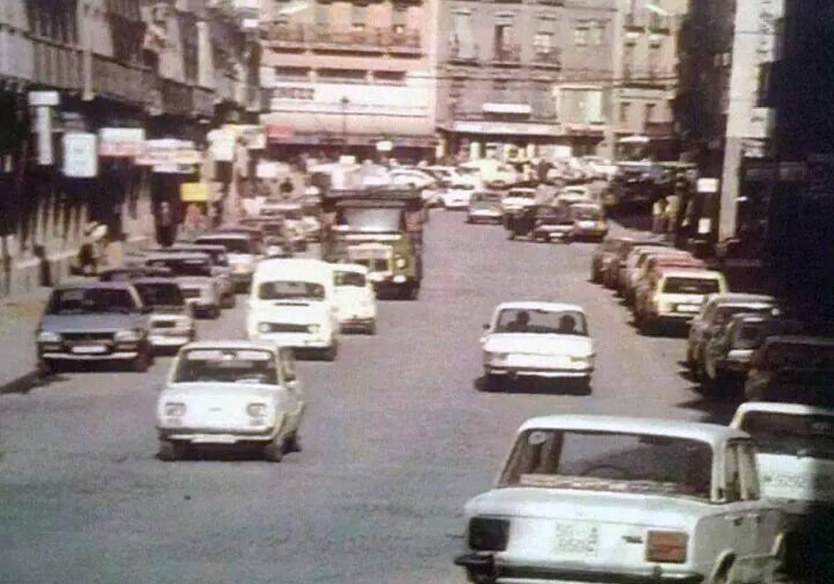 Coches circulan por la avenida Fernández Ladreda antes de su peatonalización en los años noventa.