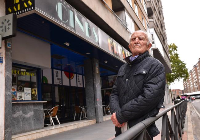 Fernando Herrero, ante la fachada de los lugares que más ha frecuentado, los Cines Broadway.