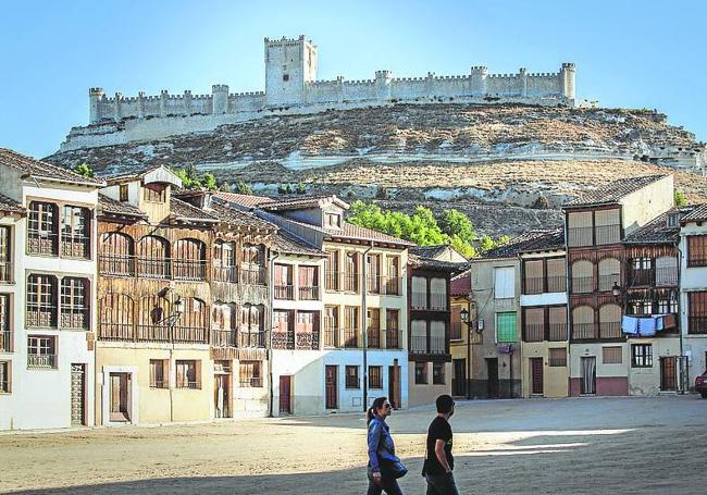 Vistas del castillo de Peñafiel desde la plaza del Coso.