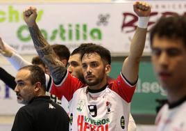 Dani Pérez celebra un tanto del Balonmano Nava.