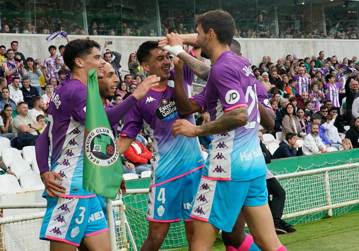 Los jugadores del Real Valladolid celebran el gol de Anuar.