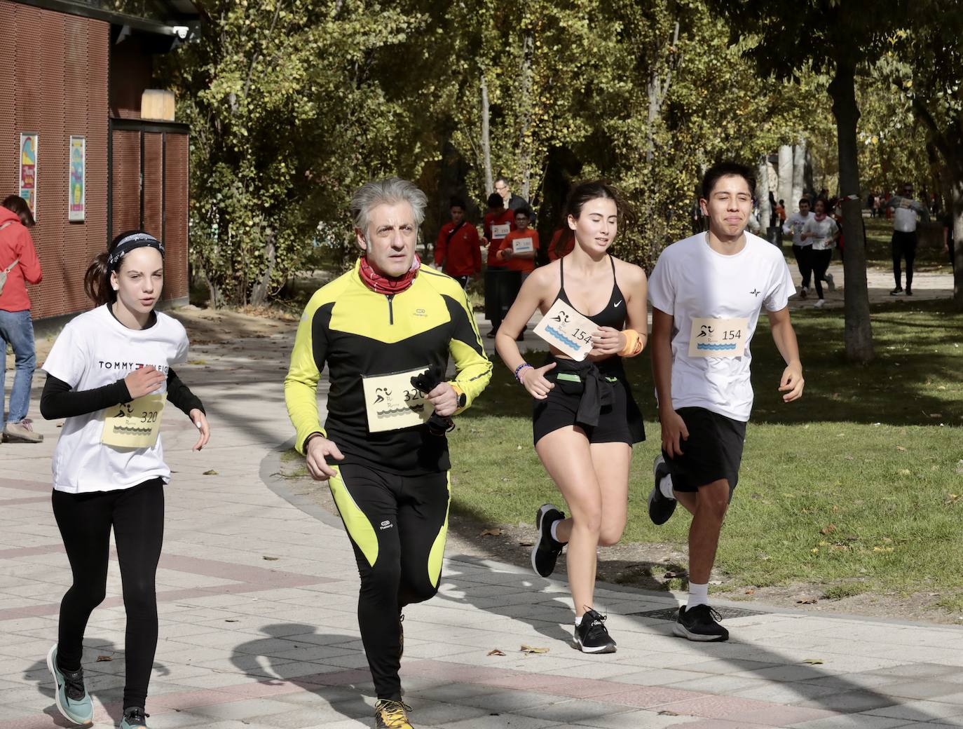 Alumnos, padres y profesores corren en Rio Running