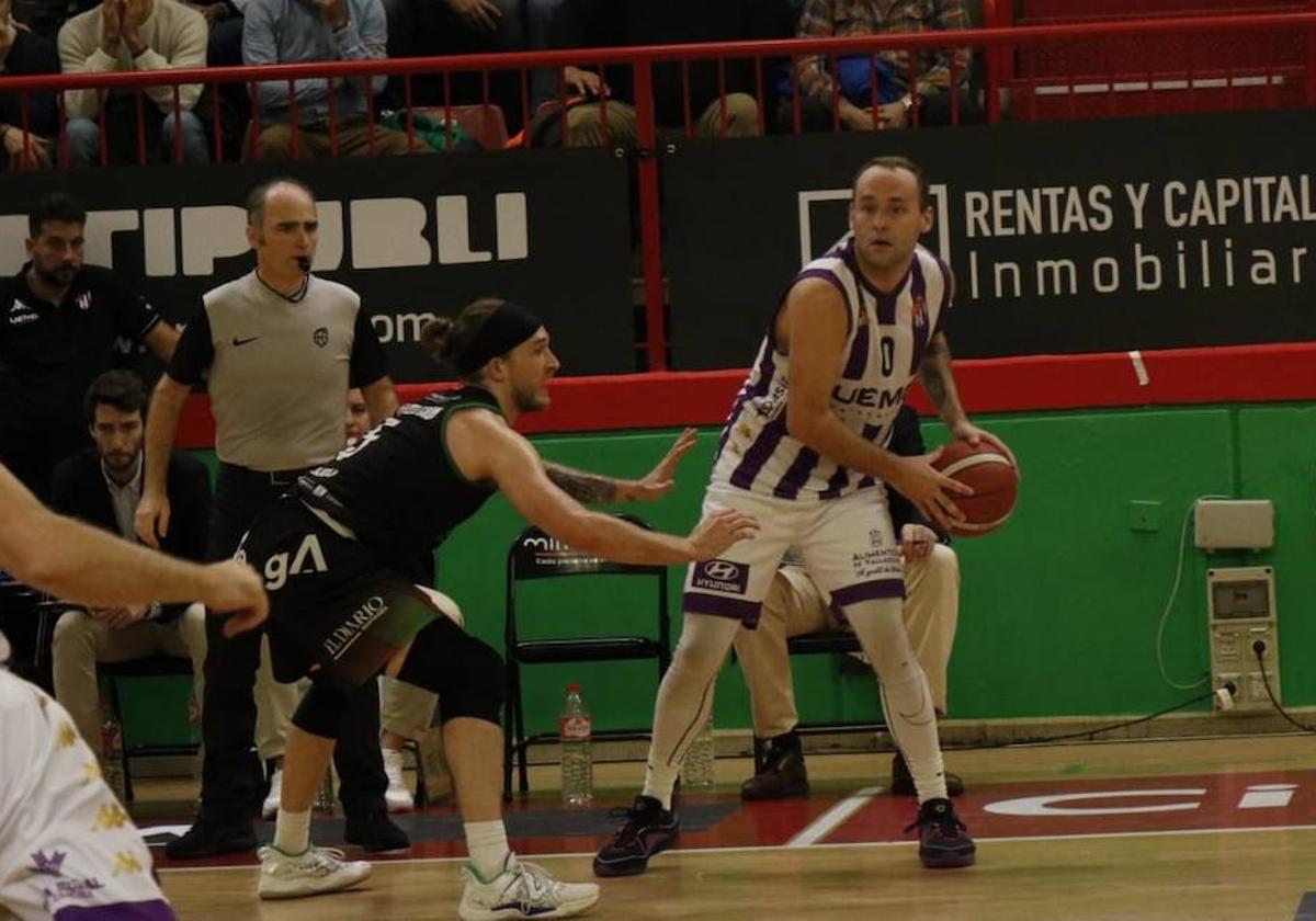 Schmidt, defendido por un jugador del conjujnto cántabro.