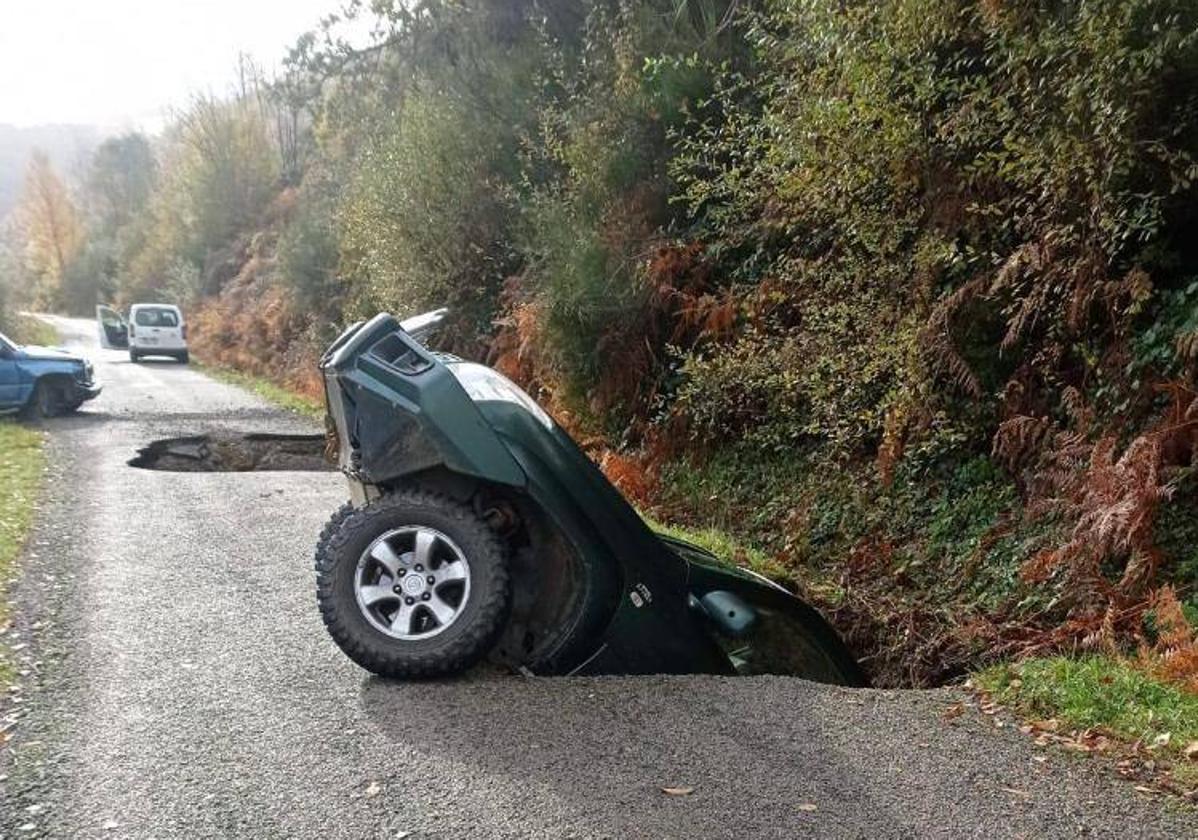 Imagen de uno de los coches que se hundió en el socavón de Vega de Valcarce.