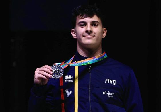 David Franco, con una de las tres medallas conseguidas