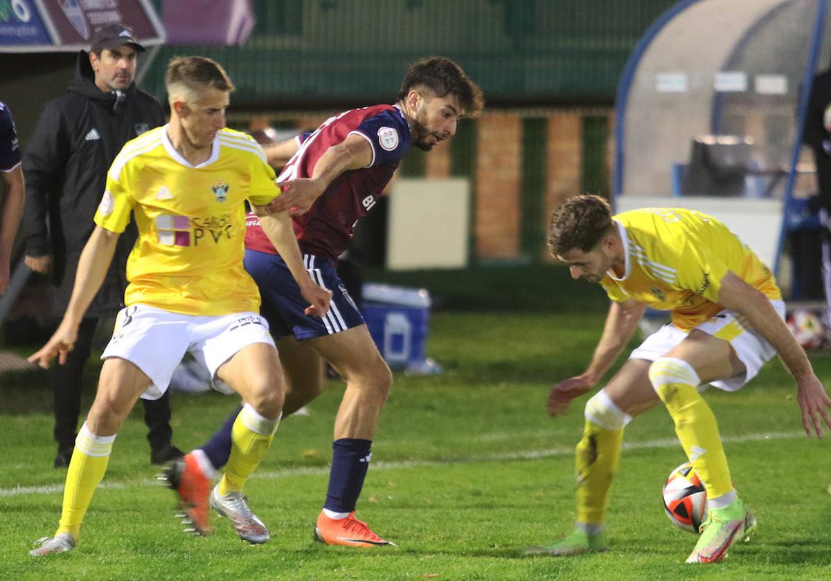 Szymanowski y Silva pelean por un balón durante el partido de este domingo.