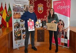 La Concejala de Turismo, Enoturismo y Cultura, María del Val entrega el premio al ganador