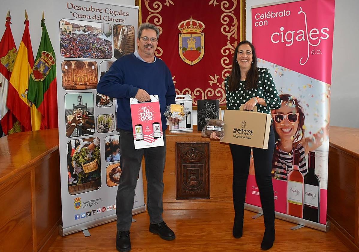 La Concejala de Turismo, Enoturismo y Cultura, María del Val entrega el premio al ganador
