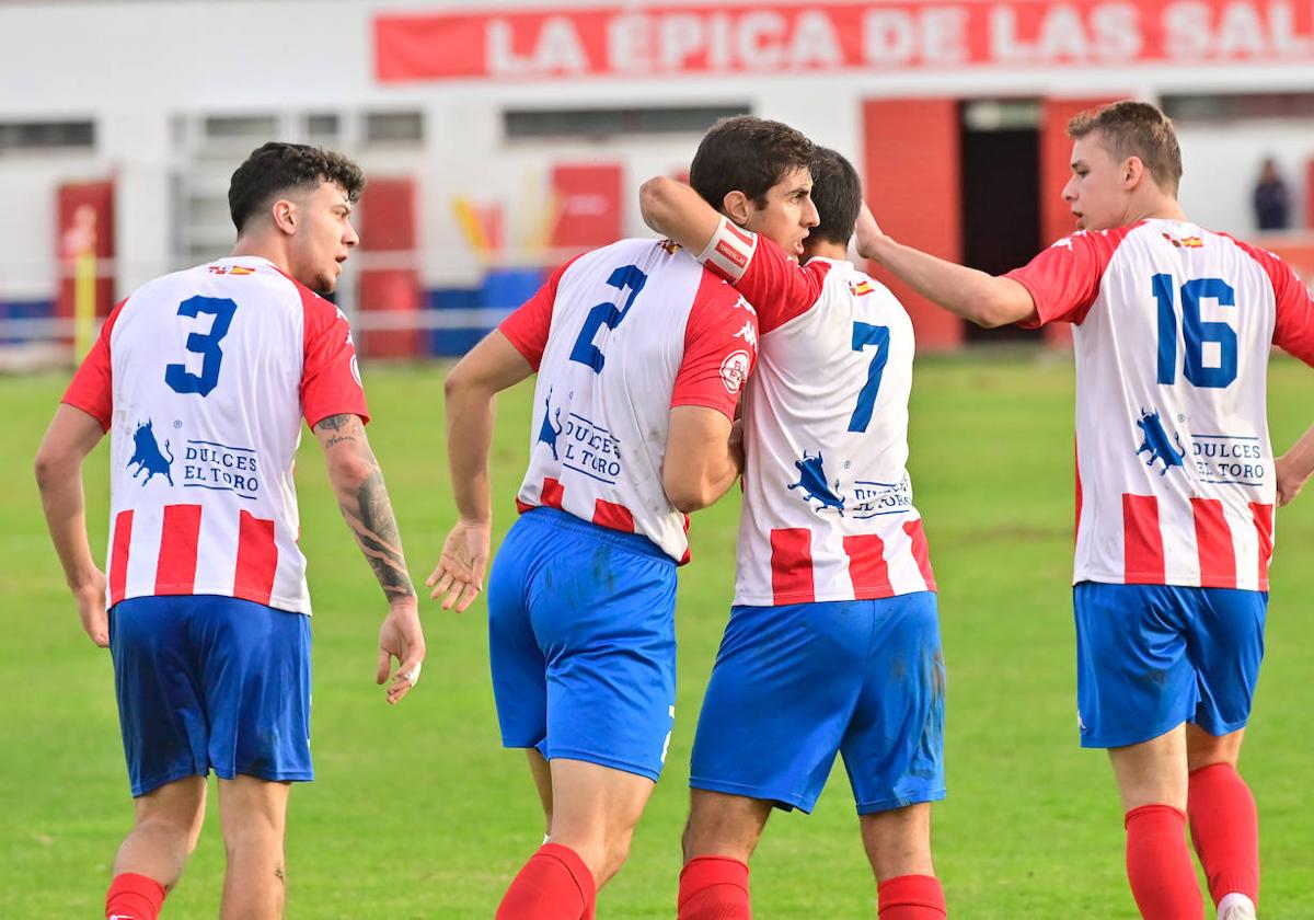 Los jugadores del Tordesillas celebran uno de los goles frente al Bembibre.