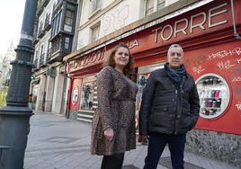 Virginia Pérez de la Cámara y José María Pérez Martín frente al comercio Calzados de la Torre en la Bajada de la Libertad.