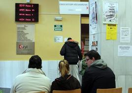 Desempleados en una oficina de empleo de Valladolid.