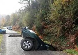 Imagen de unos de los vehículos hundidos en uno de los socavones de la carretera LE-41013 que une La Cernada y La Faba.