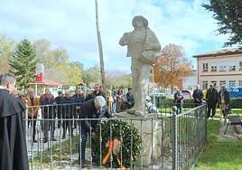 Ofrenda floral a los socios fallecidos ante 'El sembrador'.