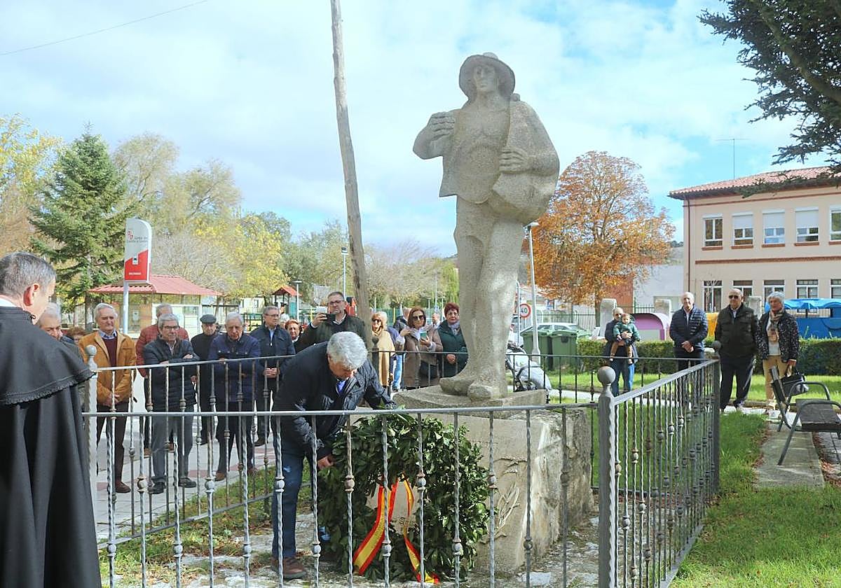 Ofrenda floral a los socios fallecidos ante 'El sembrador'.