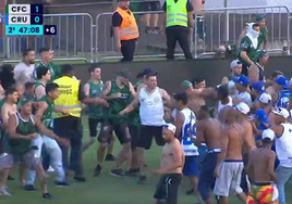 Hinchas del Cruzeiro, equipo de Ronaldo, y el Coritiba terminan a palos en medio del campo