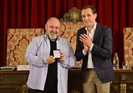 Jorge Calvo recibe la medalla del premio Provincia de Valladolid de Teatro de manos del presidente de la Diputación, Conrado Íscar.