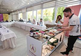 El cocinero sevillano Miguel Ángel Expósito, estrella Michelin, prepara su pincho 'Flor manchega con pisto viudo y polvo de tomate' en el curso en el hotel Rey Sancho.