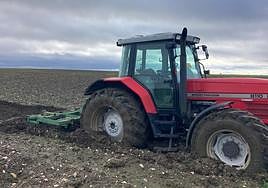 Un tractor atollado en una explotación de la provincia de Salamanca debido a la humedad del suelo.
