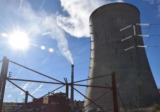 El cierre de las térmicas como la de Velilla del Río Carrión (Palencia) han reducido la factura de gases.