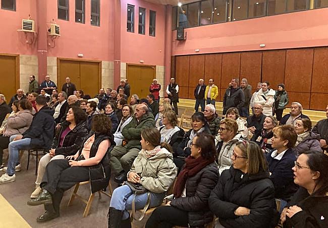 Reunión de vecinos en la que se decidió la manifestación.