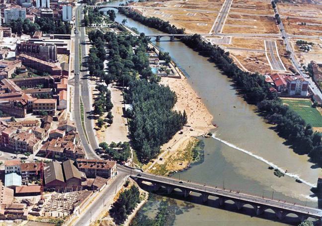 Vista aérea del Pisuerga, con el Puente Mayor en primer plano; la playa de las Moreras (con la piscina Samoa); y el puente de Poniente, al fondo, en 1969.