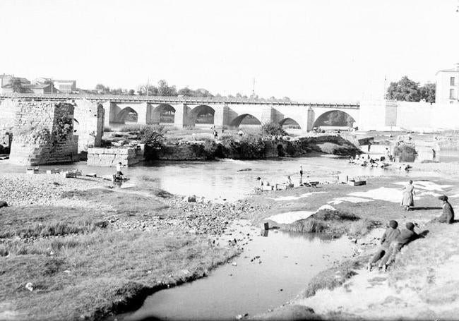 Las aceñas y el Puente Mayor, en 1927.