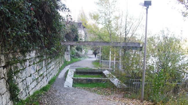 Imagen antes - Pilón conservado en las Tenerías en 2009 (en el paseo de la margen izquierda del río) y el barrio de las Tenerías en 1866.