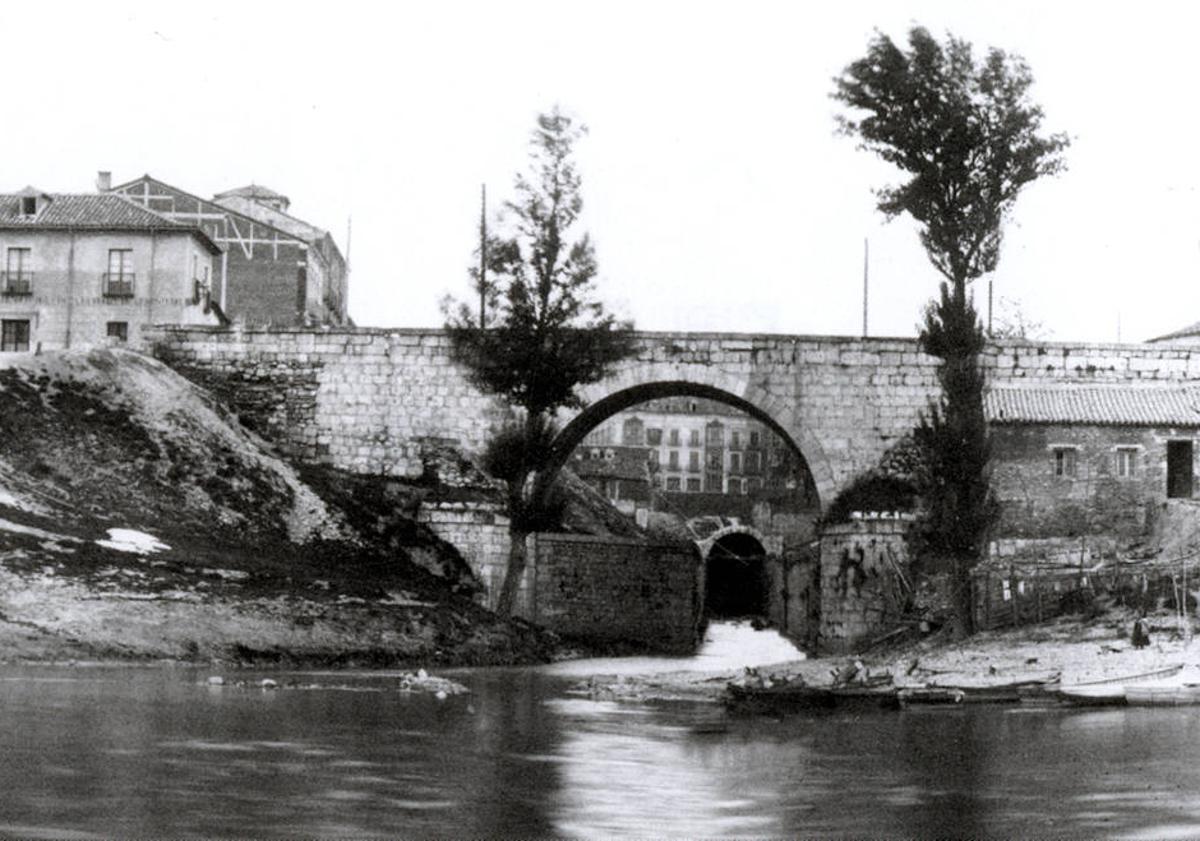 Imagen principal - Arriba y debajo, a la izquierda,, la desembocadura del ramal sur del Esgueva y el puente del Cubo, cuyos restos salieron a relucir en el paseo de Isabel la Católica en 2017 (debajo a la derecha).