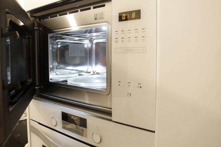 Horno microondas en la cocina de una casa.