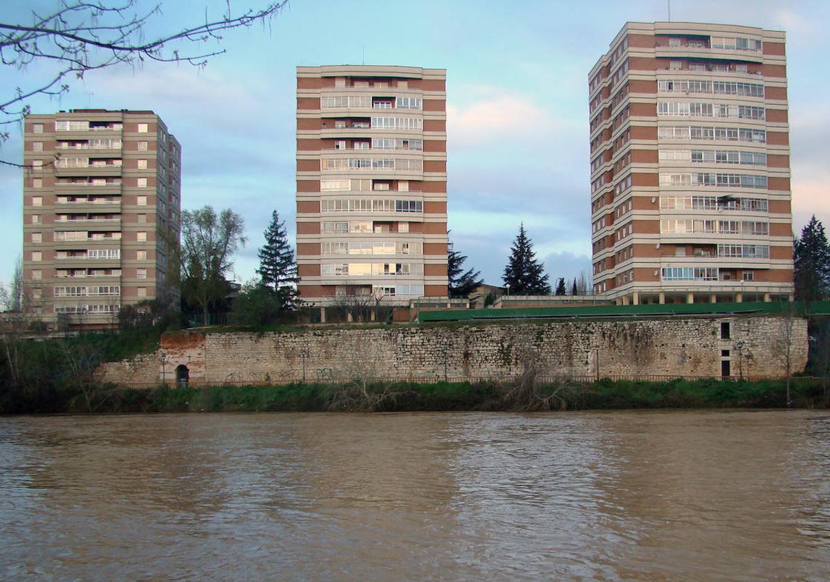 Imagen principal - Arriba, Vista de los restos conservados del palacio de la Ribera desde la margen izquierda del río. Debajo, a la izquierda, el palacio de la Ribera, el río y el Espolón Nuevo (Ventura Pérez, 1760). A la derecha, puerta en los cimienos del palacio que debió albergar una fuente y que hoy alberga capilla de la Virgen del Carmen.