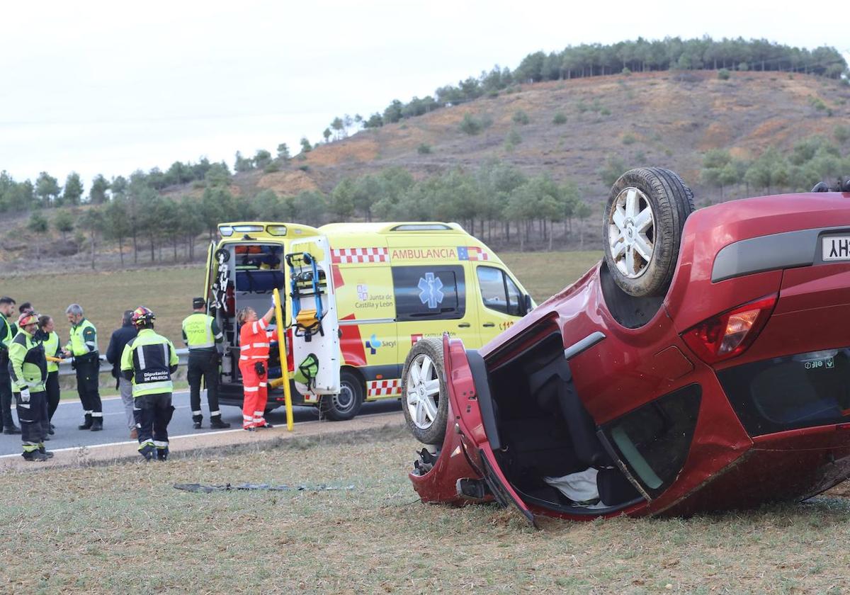 Los servicios de emergencias, los bomberos y la Guardia Civil trabajan en el lugar del accidente.