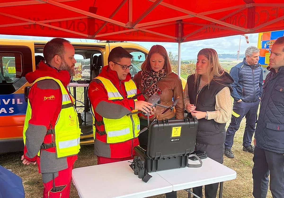Presentación, este martes en Alcazarén, de la nueva unidad de drones de Protección Civil.