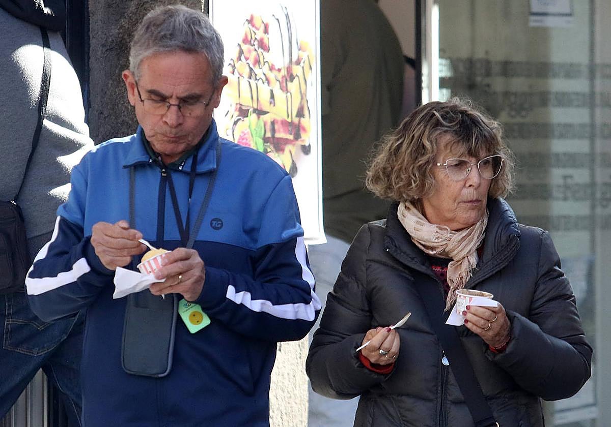 Dos personas comen helado en Segovia en pleno mes de noviembre.