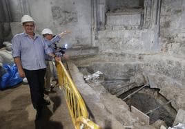 El arqueólogo Arturo Balado junto con el arquitecto Ignacio Vela muestra el descubrimiento en julio.