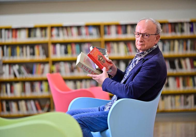 José Manuel Lorenzo, con sus recomendaciones literarias en una sala de la Biblioteca de Castilla y León.