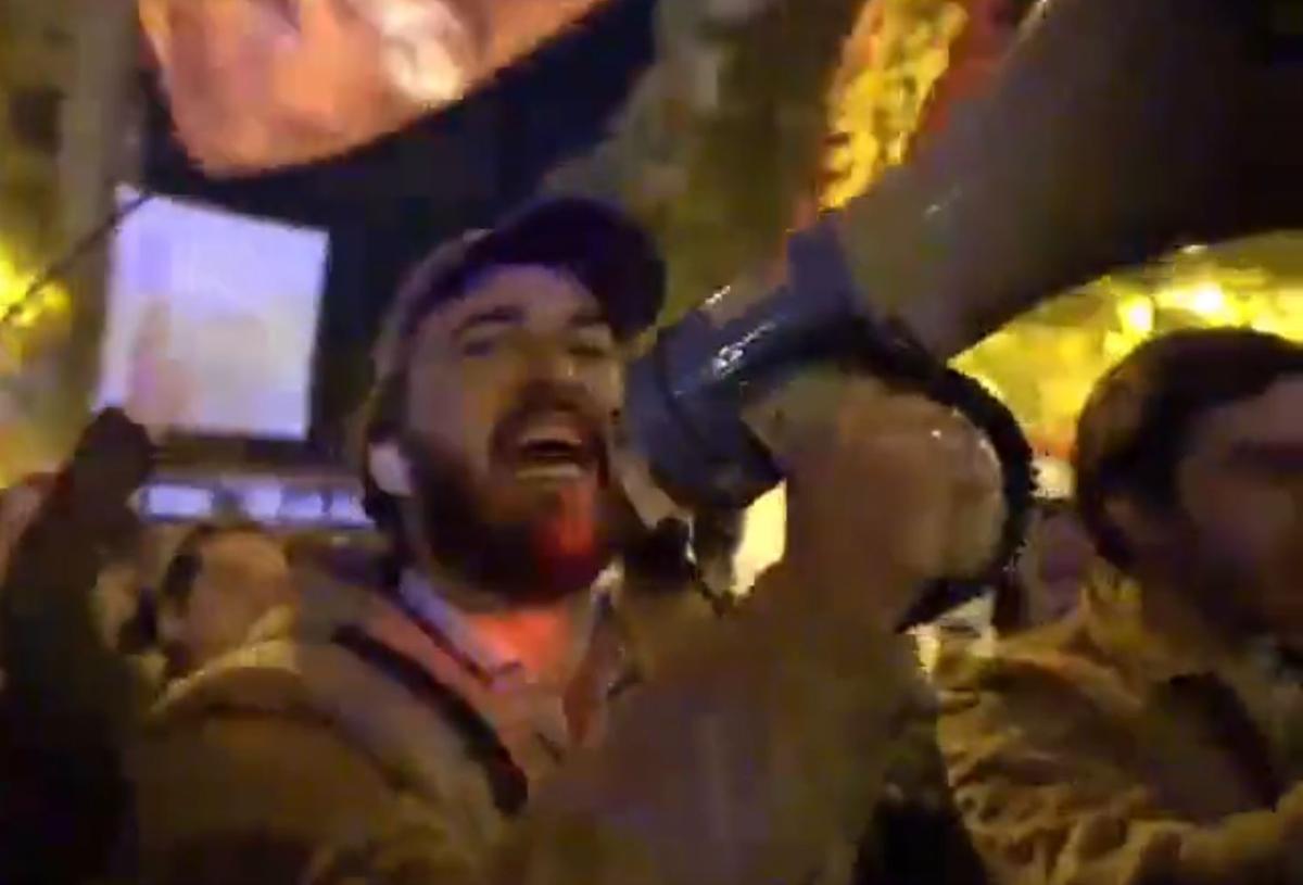 Gallardo al megáfono gritando «noviembre nacional» y Veganzones al bote de «puto rojo»