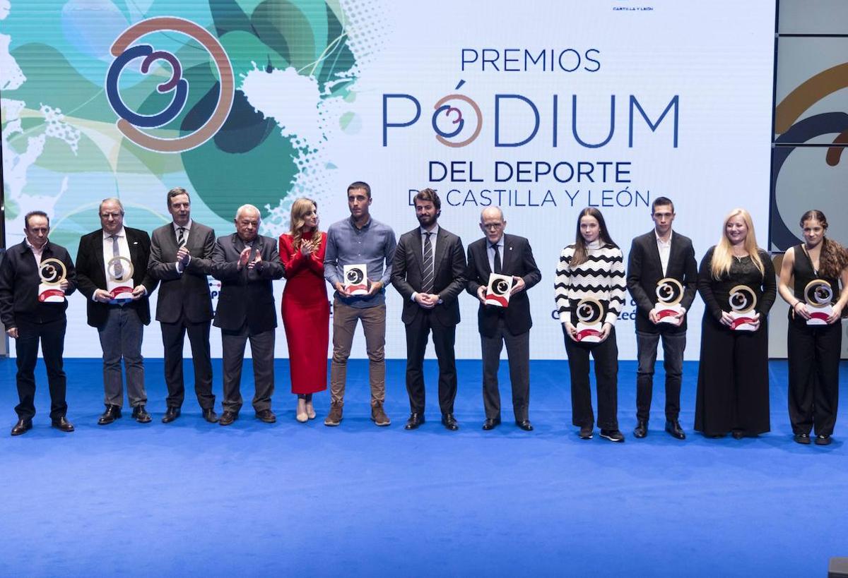 Foto de familia de los premiados.