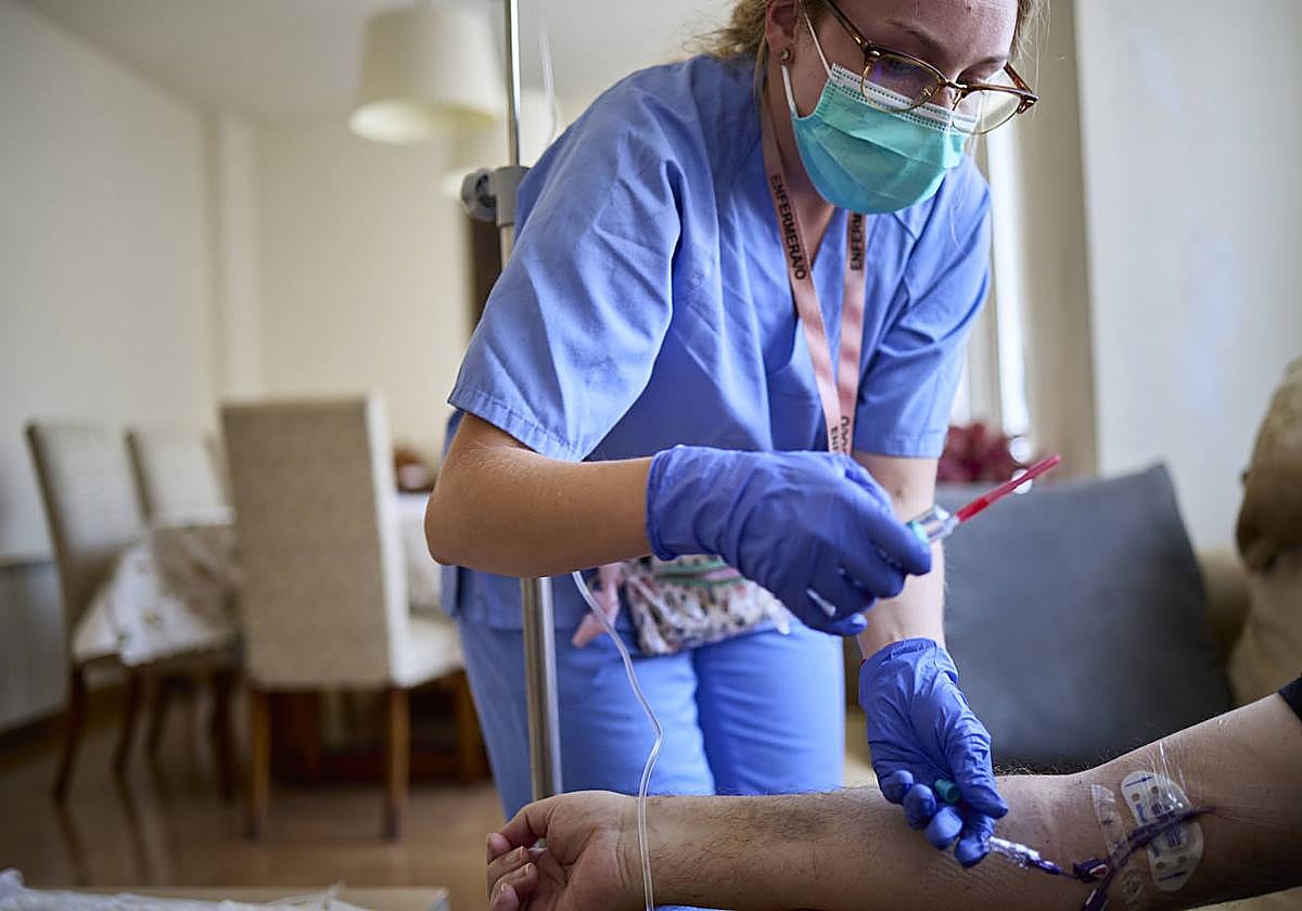 Una enfermera atienda a un paciente.